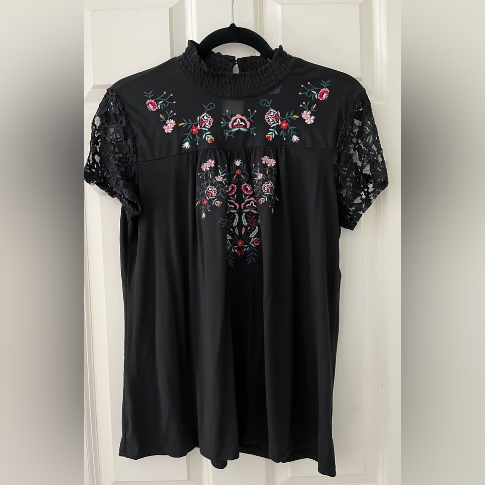 Women’s NWT black shirt blouse with embroidered flowers, size 8-10 boho
